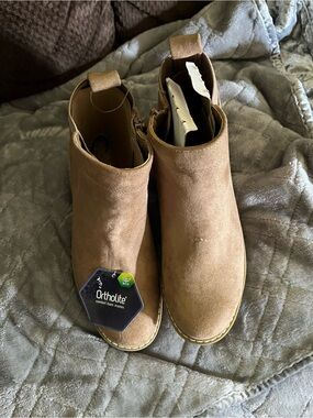 Tan Suede Sonoma women’s Size 5 W Ankle Boots with Ortholite Insole. NWT.